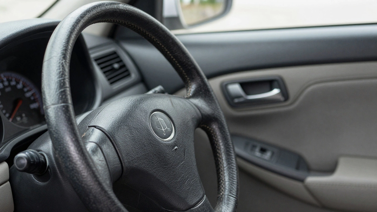 Изношенный руль и сиденье водителя как признаки большого реального пробега